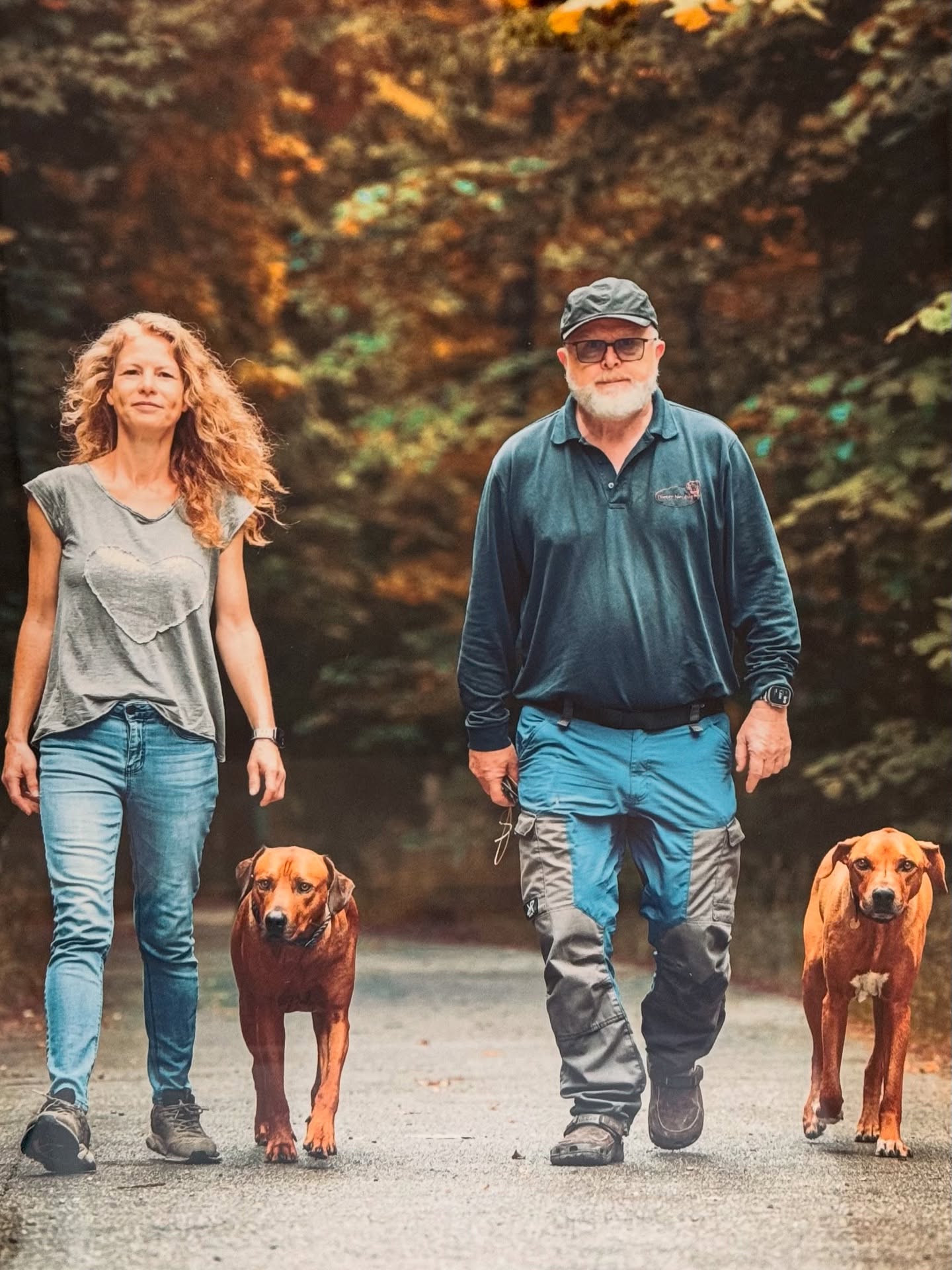 Uns fehlen die Worte.
Vor 3 Wochen mussten wir unseren lieben Simba leider gehen lassen – und mit ihm ging ein Stück von uns. Die Trauer sitzt tief.
Umso mehr hat uns dieses Geschenk, dieses wunderschöne Bild, mitten ins Herz getroffen und es wird einen ganz besonderen Platz bekommen.
Was es für uns noch bedeutungsvoller macht: Das Foto ist ganz spontan nur wenige Tage vor seinem Abschied entstanden – ein letzter gemeinsamer Moment, der jetzt für immer bleibt.
Lieber Max, liebes Team – wir danken euch von Herzen.
Eure Geste war nicht nur tröstlich, sie war ein stilles Zeichen für etwas, das wir in all der Arbeit oft fühlen, aber selten aussprechen: Wie besonders es ist, mit Menschen zu arbeiten, die mitdenken, mitfühlen und einfach füreinander da sind.
Unsere Zusammenarbeit ist intensiv, voller Energie, voller Herzblut – und genau deshalb so wertvoll. Was wir gemeinsam schaffen, ist etwas ganz besonderes.
Es ist mehr als ein Job, mehr als Zusammenarbeit – es ist ein Miteinander.
Danke. Es hat uns zutiefst berührt. #seelenhund❤️ #familie #bestesteam #freundschaft #hundesindunserleben #füreinanderdasein #wertvollegespräche #dankbarfüralles