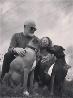 112 Tage ohne unseren geliebten Simba... 🥺
Heute wäre unser liebster Simba 10 Jahre alt geworden. Leider durfte er es nicht mehr erleben. Er fehlt uns immer noch so sehr.😣
Er hat die letzten Jahre so viel mitgemacht, mit seinen Rücken OP’s, Leberproblemen und musste am 3. Juni aufgrund eines Herzbasis Tumors für immer plötzlich von uns gehen.😣
Es tut immer noch unglaublich weh, es gibt so viele so schöne Erinnerungen, die uns glücklich und dann aber auch wieder so unendlich traurig werden lassen.
Wir hatten 9 wundervolle Jahre mit diesem unglaublich tollen, aber auch charakterstarken Hund.
Er war immer an unserer Seite und wollte auch nicht gern davon weichen.
Er war ein toller Verlasshund und ein großer Schatz.
Unser Freund und Partner.💔
Wir hoffen, du kannst mit viel viel Leckereien und vielen Hundeladies im Himmel Party machen, endlich unbeschwert und schmerzfrei.🥳
Wir drücken dich aus der Ferne von ganzem Herzen und schicken dir ganz viel Sahne, Vanilleeis und Käse für deine Party. Deine dich immer liebende Familie ❤️🔥