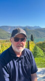 Wenn Leidenschaft an ihre Grenzen stößt…
Das ist unser erster richtiger Urlaub dieses Jahr. Einfach nur Urlaub, ohne Fortbildung oder Workshop. Eine Woche in Italien.
Gefühlt waren wir kaum daheim. Viele Workshop-Wochenenden, hunderte Kilometer durch ganz Deutschland, lange Arbeitstage, Sonntagnacht zurück und Montag wieder Verwaltung. Unter der Woche Kundentermine, Bürokratie, Steuer, Buchhaltung, Ämter, Personal.
Ich liebe unsere Arbeit. Wir leben nicht mit Hunden – Hunde sind unser Leben. Natürlich in erster Linie unsere eigenen, jetzt leider nur noch unseren Dayo, aber auch die Hundeschule und das Gutachterdasein sind mein Herzblut. Doch ich habe gemerkt: Ich packe es nicht mehr. Wir haben keine Auszeit mehr als Familie, kein Leben mehr für uns.
Wir hetzen von Termin zu Termin, um Hilfesuchenden schnell zu helfen. Die Nachfrage ist groß – Kunden kommen aus Frankfurt, Schweiz, Dänemark, NRW… Ich liebe es und bin stolz darauf. Aber in dieser Masse geht es nicht mehr. Ich will nicht jammern, aber ich muss etwas ändern – und das habe ich beschlossen.
Ich mache weiter, weil ich es liebe. Ich bilde mich weiter, habe die Ausbildung zum Verhaltens- und Ernährungsberater abgeschlossen und lasse das einfließen – aber alles in Maßen.
Ich bin für offene Worte bekannt und möchte auch hier ehrlich sein. Vielleicht sage ich in ein paar Monaten: „Wow, ich hab wieder Kraft.“ Aber momentan wird alles etwas weniger. Die geplanten Workshops finden selbstverständlich statt.
Und nein, ich habe kein Burn-out. Ich weiß nur: In diesem Ausmaß geht es nicht mehr. 2026 sind zunächst zwei Monate geplant, alles andere bleibt offen. Ich hoffe, ihr bleibt mir treu – auch wenn ihr mal etwas länger auf einen Termin warten müsst.
Danke fürs Lesen 
Euer Dieter