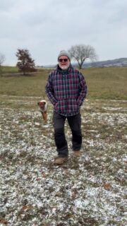 Hallo ihr Lieben,

das Jahr neigt sich dem Ende zu – für uns ein perfekter Moment, einfach mal Danke zu sagen.🙏🏻

Danke für euer Vertrauen, eure Teilnahme an Trainings & Workshops und dafür, dass wir euch und eure Hunde begleiten dürfen. Jede Begegnung mit euch bedeutet uns wirklich viel. 

Wir freuen uns sehr auf das kommende Jahr mit euch und wünschen euch eine schöne, ruhige Weihnachtszeit, viele besondere Momente mit euren Fellnasen und einen guten Rutsch in ein tolles und gesundes 2026!

Herzliche Grüße
Dieter
#hundetraining #hundeliebe #vertrauen #happynewyears #dankbarfüralles