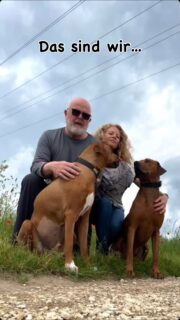 Wir freuen uns sehr, dass hier viele neu dazugekommen sind…Zeit, dass wir uns mal vorstellen…

Wir sind Dieter & Susi – Hundemenschen durch und durch. 
Zwei Menschen, zwei Hunde, einer im Herzen – und ganz viel Liebe fürs Hundetraining. 
Dieter ist Hundetrainer, Verhaltensberater und Sachverständiger. Erfahren, analytisch, klar und mit ganzem Herzen dabei. Nicht geschniegelt, nicht perfekt, aber immer gerade raus. Einer, der hinschaut, zuhört und sagt, was gesagt werden muss – für Mensch und Hund. 
Susi ist der ruhige Gegenpol: sehr verkopft, aber trotzdem sehr emotional, organisiert, strukturiert und gleichzeitig mit Leib und Seele dabei.
Zu uns gehört Dayo, unsere Granate, inzwischen 4 Jahre alt. Kein einfacher Hund, er hat uns gefordert, wachsen lassen und unglaublich viel gelehrt. 
Und unser Simba musste uns im Juni 2025 viel zu früh verlassen. Er fehlt jeden Tag. So sanft, so besonders, so tief im Herzen – für immer Teil von uns. 
Was uns verbindet, ist die tiefe Liebe zu Hunden, manchmal ein bisschen Chaos statt Perfektion und der Glaube daran, dass jede Entwicklung Zeit, Vertrauen und Gefühl braucht. 
Wir leben nicht nur mit unseren Hunden. Hunde sind unser Leben. 
Schön, dass ihr Alle hier seid. 

#hundetraining #hundeliebe #team #hundemachenglücklich #hundemensch #hundemenschen #hundmenschteam